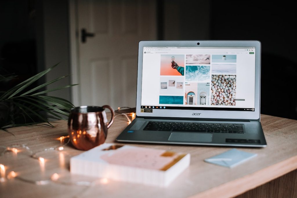 Photo Affiliate Marketing: Laptop and Money
